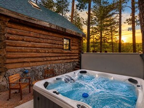 Terrace/patio - Eagle Cliff Retreat: Hot Tub Log House Retreat (Rapid City)