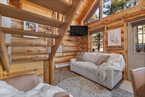 TV - Pine Ridge Lodge: Hottub + Near Mt Rushmore (Rapid City)