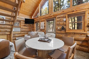 Dining - Pine Ridge Lodge: Hottub + Near Mt Rushmore (Rapid City)