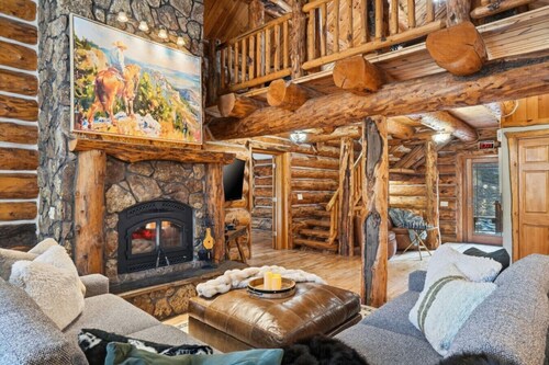 Great Lodge at Hillside: Iconic 6K Sqft Log Lodge
