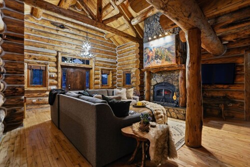 Great Lodge at Hillside: Iconic 6K Sqft Log Lodge