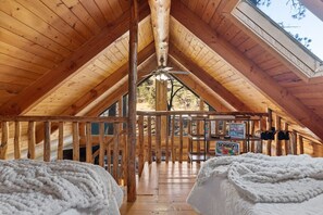 2 bedrooms, travel cot, free WiFi, bed sheets - Ponderosa Retreat: Log Home w/ Hot Tub (Rapid City)