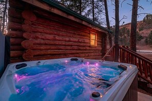 Outdoor spa tub - Ponderosa Retreat: Log Home w/ Hot Tub (Rapid City)