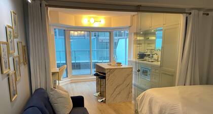 Blest Yorkville | Boutique Hotel - Queen Suite w Private Terrace & Gym Access