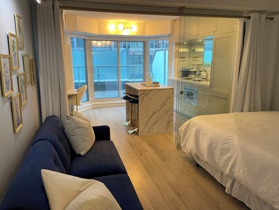 Blest Yorkville | Boutique Hotel - Queen Suite w Private Terrace & Gym Access