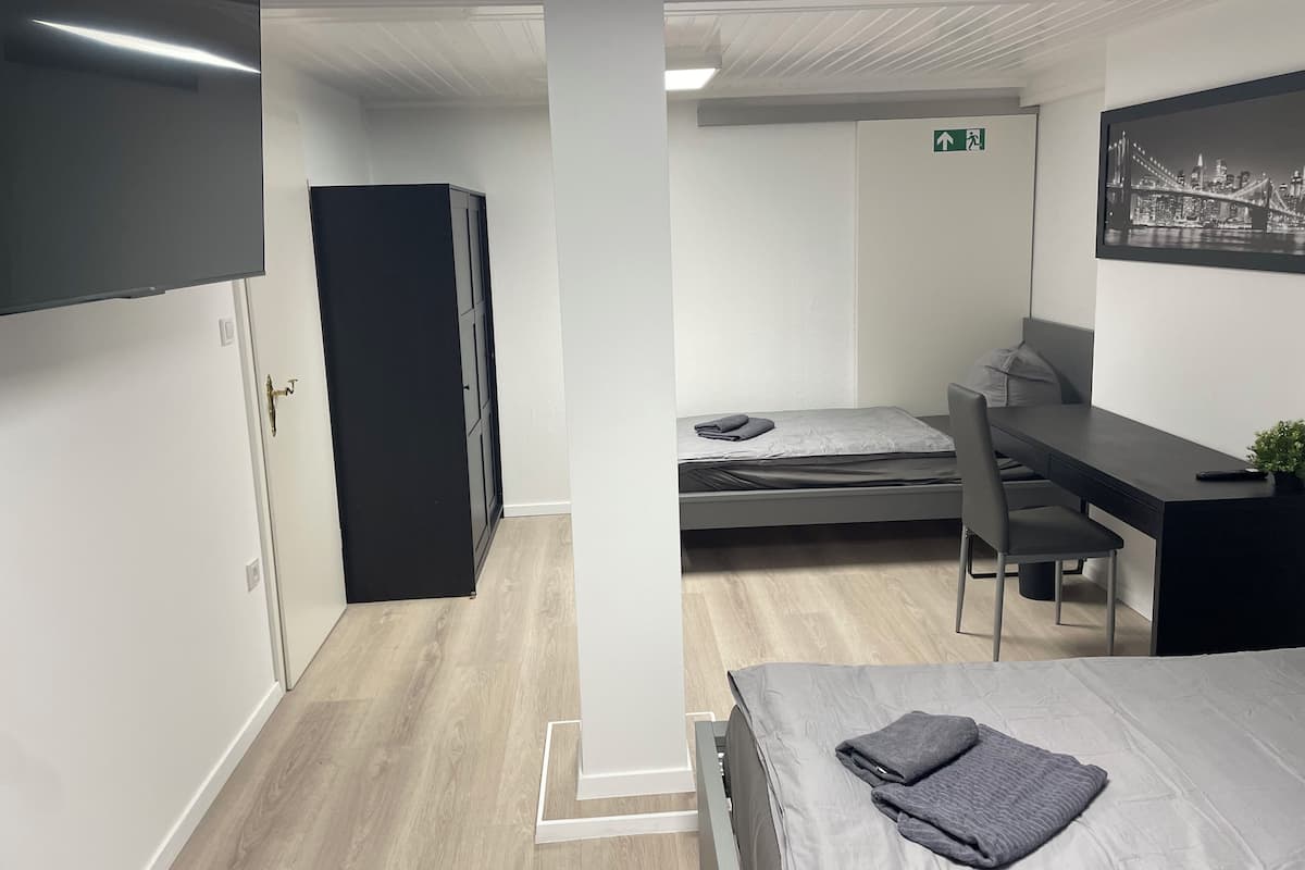 Blauer Stein - Pure WH10 | Iron/ironing board, free WiFi