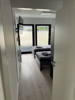 Artículos del minibar gratis y tabla de planchar con plancha 