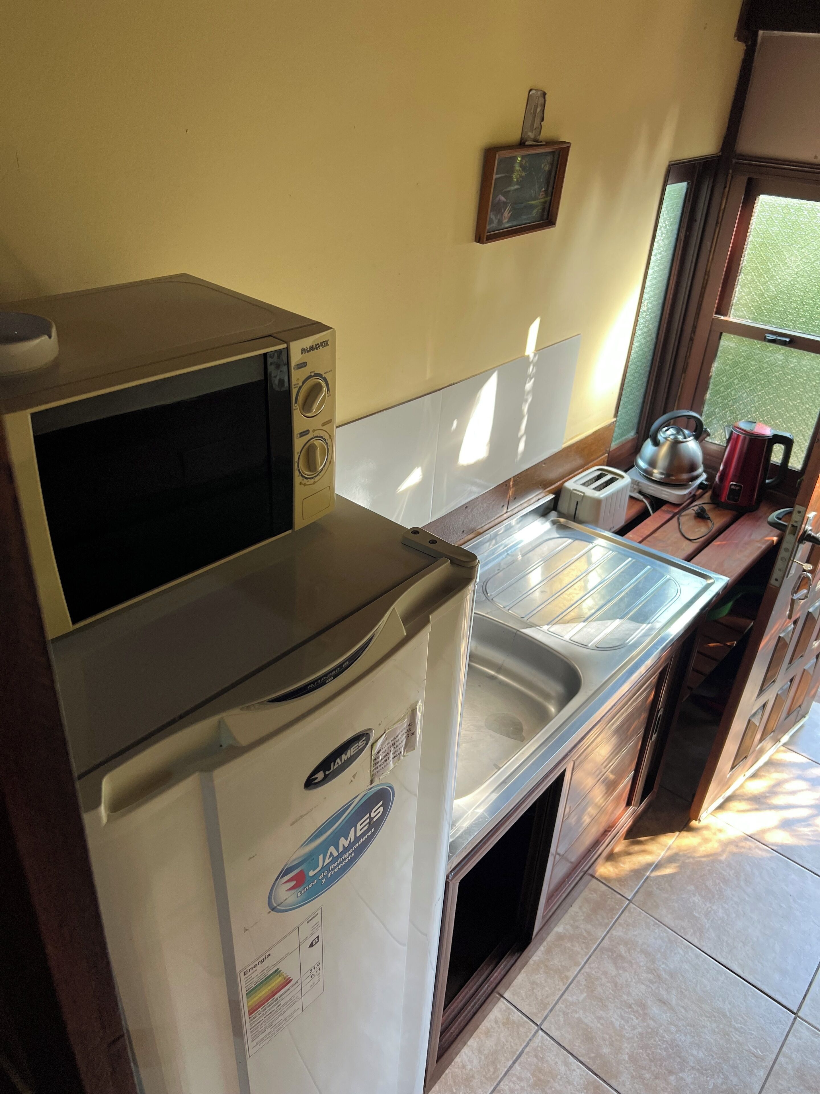 Kabin Basic | Dapur pribadi | Lemari es besar, microwave, oven, dan peralatan masak/sendok-piring