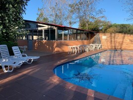 3 piscinas cubiertas, una piscina al aire libre