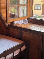 Cabaña estándar, patio, vistas al jardín | Caja fuerte y wifi gratis