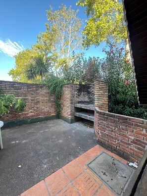 Cabana standard, varanda, vista para o jardim | Terraço/pátio