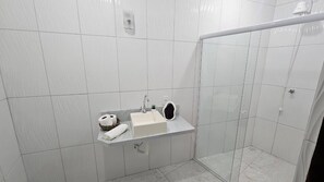 House, 5 Bedrooms, Accessible, Balcony | Bathroom - Casa Grande do Barão Para Famílias e Grupos (Paraty)