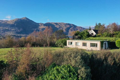 2 Bedroom Cabin with Mountain & Loch Views - located between Ben Nevis & Glencoe