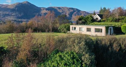 2 Bedroom Cabin with Mountain & Loch Views - located between Ben Nevis & Glencoe