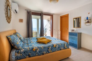 Tabla de planchar con plancha, wifi y ropa de cama 