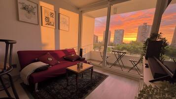 Apartament estàndard, 2 dormitoris | Sala d'estar | Televisor LED de 43 polzades amb canals digitals