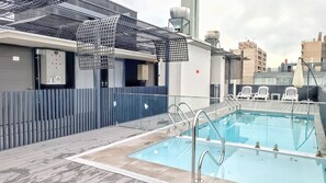 Una piscina al aire libre de temporada