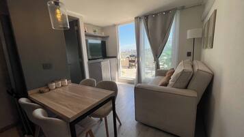 Departamento, 1 habitación, Terraza | Área de sala de estar | Televisión LED de 43 pulgadas con canales digitales