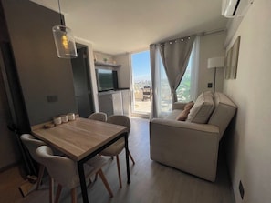 Apartamento, 1 habitación, terraza | Zona de estar | Televisión LED de 43 pulgadas con canales digitales