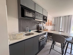 Standard Apartment, 2 Bedrooms | Private kitchen | Fridge, microwave, oven, stovetop - Ñuñoa Maule - Metro Ñuble by Domus (Santiago)
