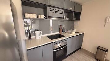 Apartament estàndard, 2 dormitoris | Cuina privada | Frigorífic, microones, forn i placa de cuina