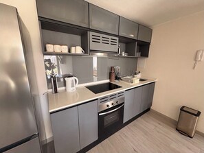 Apartamento estándar, 2 habitaciones | Cocina privada | Frigorífico, microondas, horno y placa de cocina