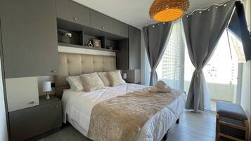 Apartament, 1 dormitori, terrassa | Planxa i posts de planxar, wifi gratuïta i roba de llit