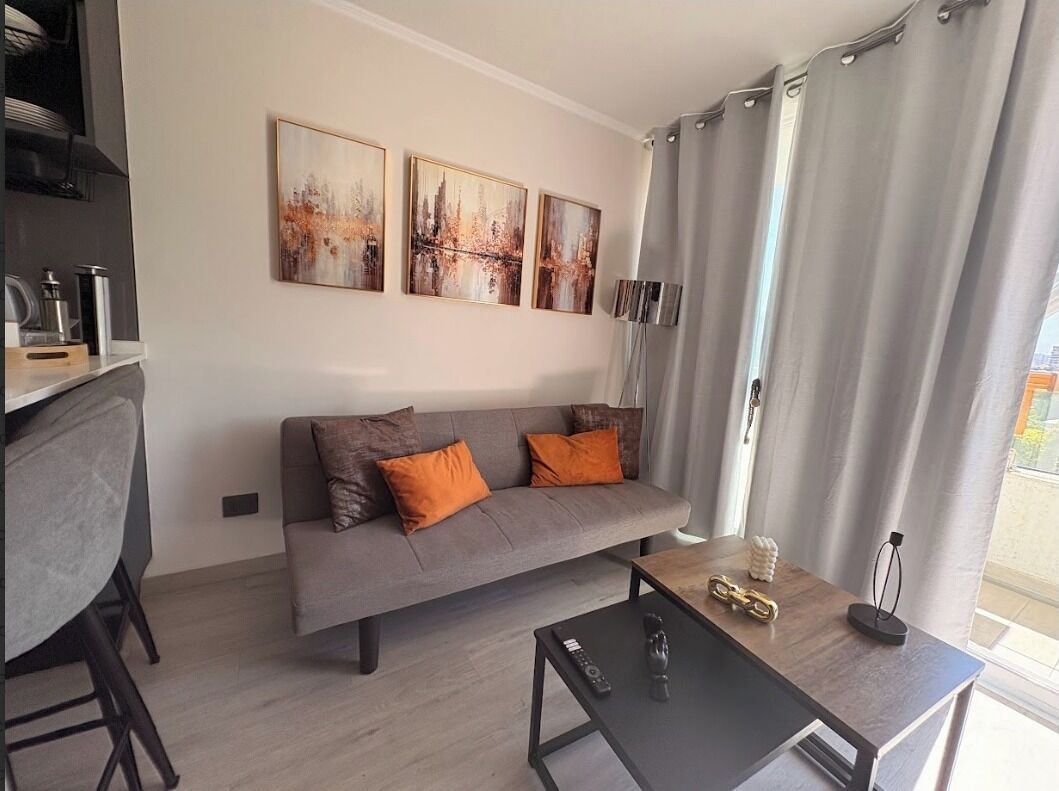 Apartamento estándar, 2 habitaciones | Zona de estar | Televisión LED de 43 pulgadas con canales digitales