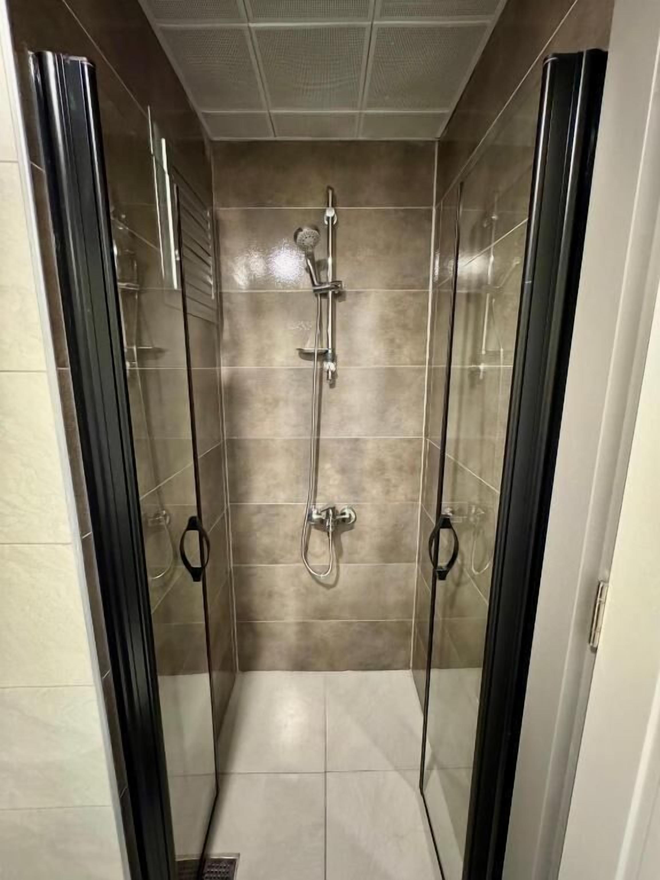 Leilighet, balkong, bakgårdsutsikt | Bad | Dusj, toalettartikler (inkludert), hårføner og håndklær