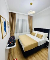 Apartamento, balcón, vistas al patio | Tabla de planchar con plancha y wifi gratis