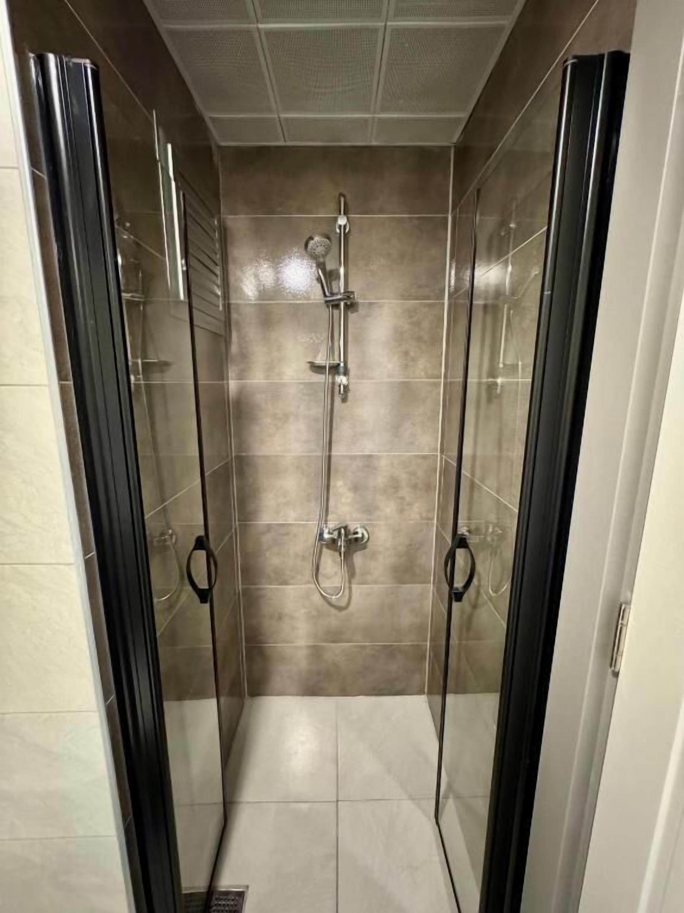 Condo, Balcony, Courtyard View | Bilik Mandi | Pancuran mandi, kelengkapan dandanan diri percuma, pengering rambut 