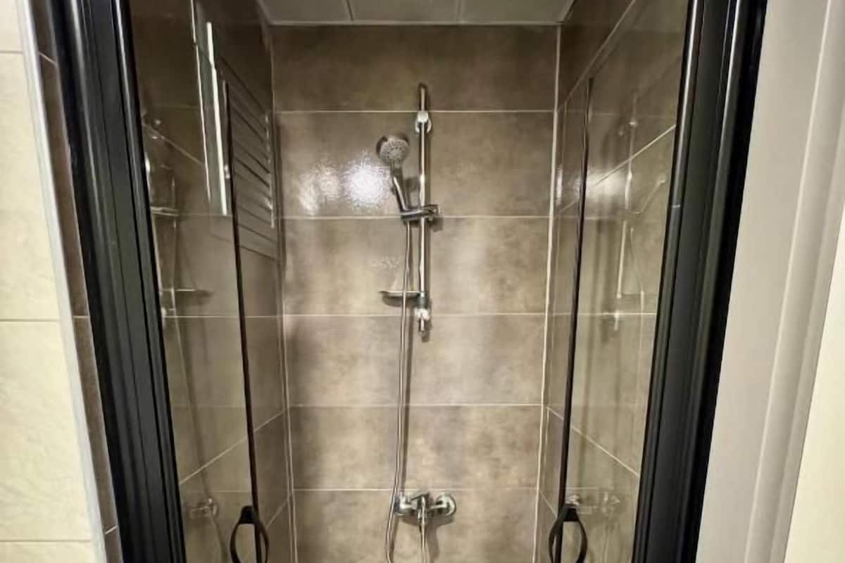 Condo, Balcony, Courtyard View | Bilik Mandi | Pancuran mandi, kelengkapan dandanan diri percuma, pengering rambut