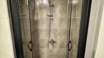 Appart'hÎtel, balcon, vue cour intérieure | Salle de bain | Douche, articles de toilette gratuits, sÚche-cheveux