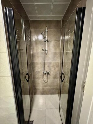 Condo, sacada, vista para o pátio | Banheiro | Chuveiro, produtos de toalete grátis, secador de cabelo 