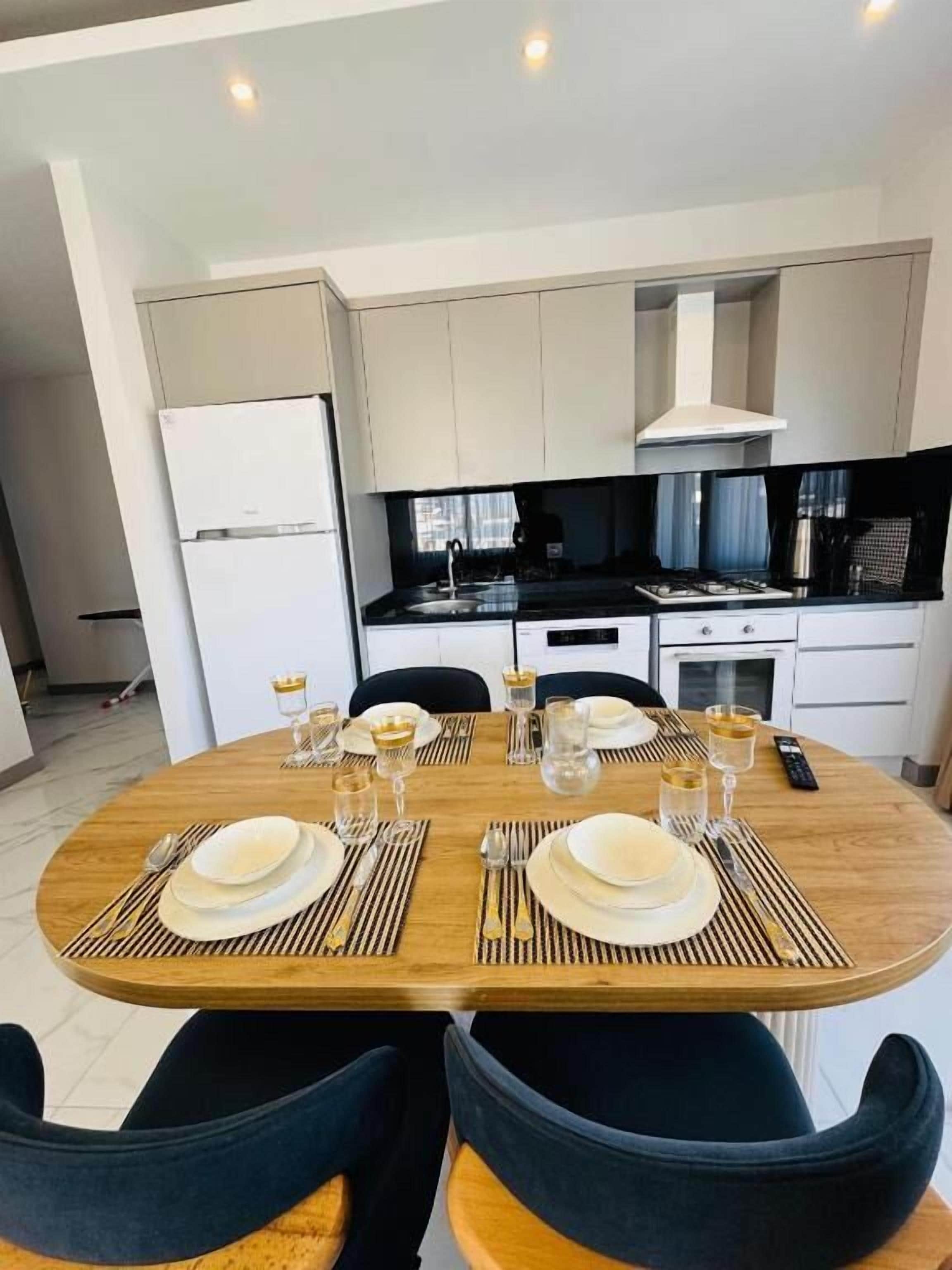 Appartement, balcon, vue cour intérieure | Cuisine privée | Réfrigérateur, micro-ondes, four, plaque de cuisson