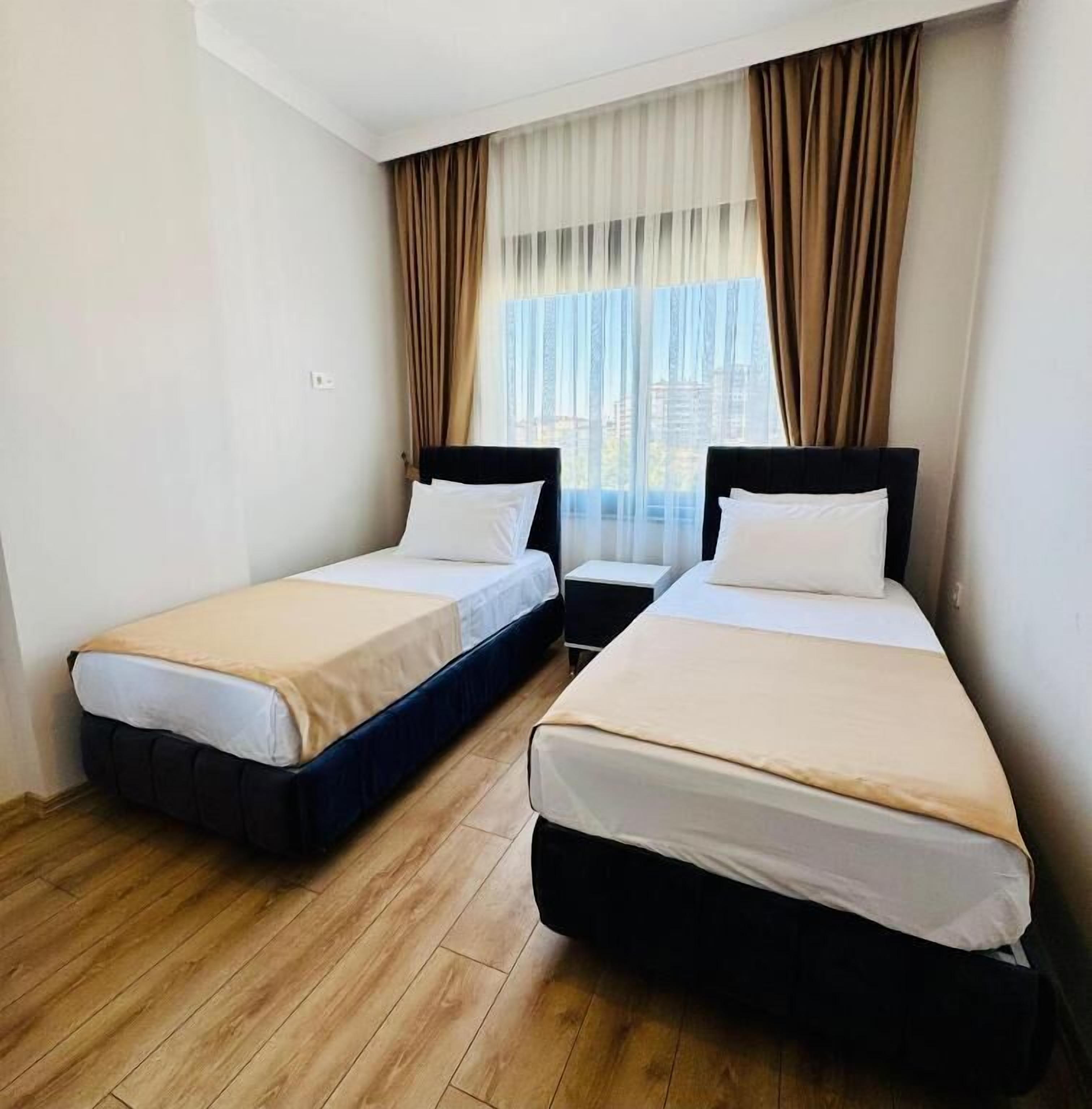 Apartment, Balkon, Blick auf den Innenhof