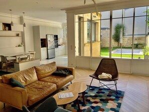 Unclassified image, 2 of 30, button - Vrbo Property (Bordeaux)