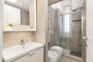 Hair dryer, bidet, towels, soap - Deluxe Studio: AC & Vertical Forest View in Heart of Isola (Milano)