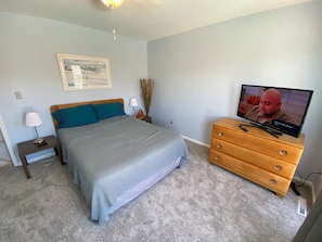 2 bedrooms, iron/ironing board, WiFi - Pine Knoll Townes 50-Oceanview condo next to the pool and steps from the beach. (Pine Knoll Shores)