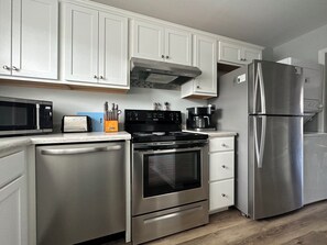 Private kitchen - Pine Knoll Townes 50-Oceanview condo next to the pool and steps from the beach. (Pine Knoll Shores)