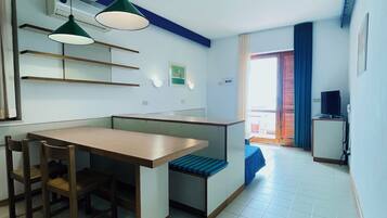 Klassiek appartement, balkon, gedeeltelijk uitzicht op zee | Interieur