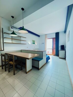 Apartamento clásico, balcón, vistas parciales al mar | Interior