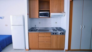 Apartamento clásico, balcón, vistas parciales al mar | Cocina privada