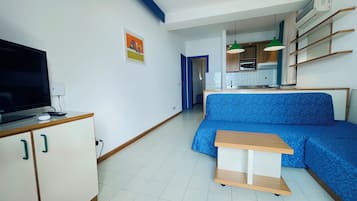 Appartement Classique, balcon, vue partielle sur la mer | Coin séjour