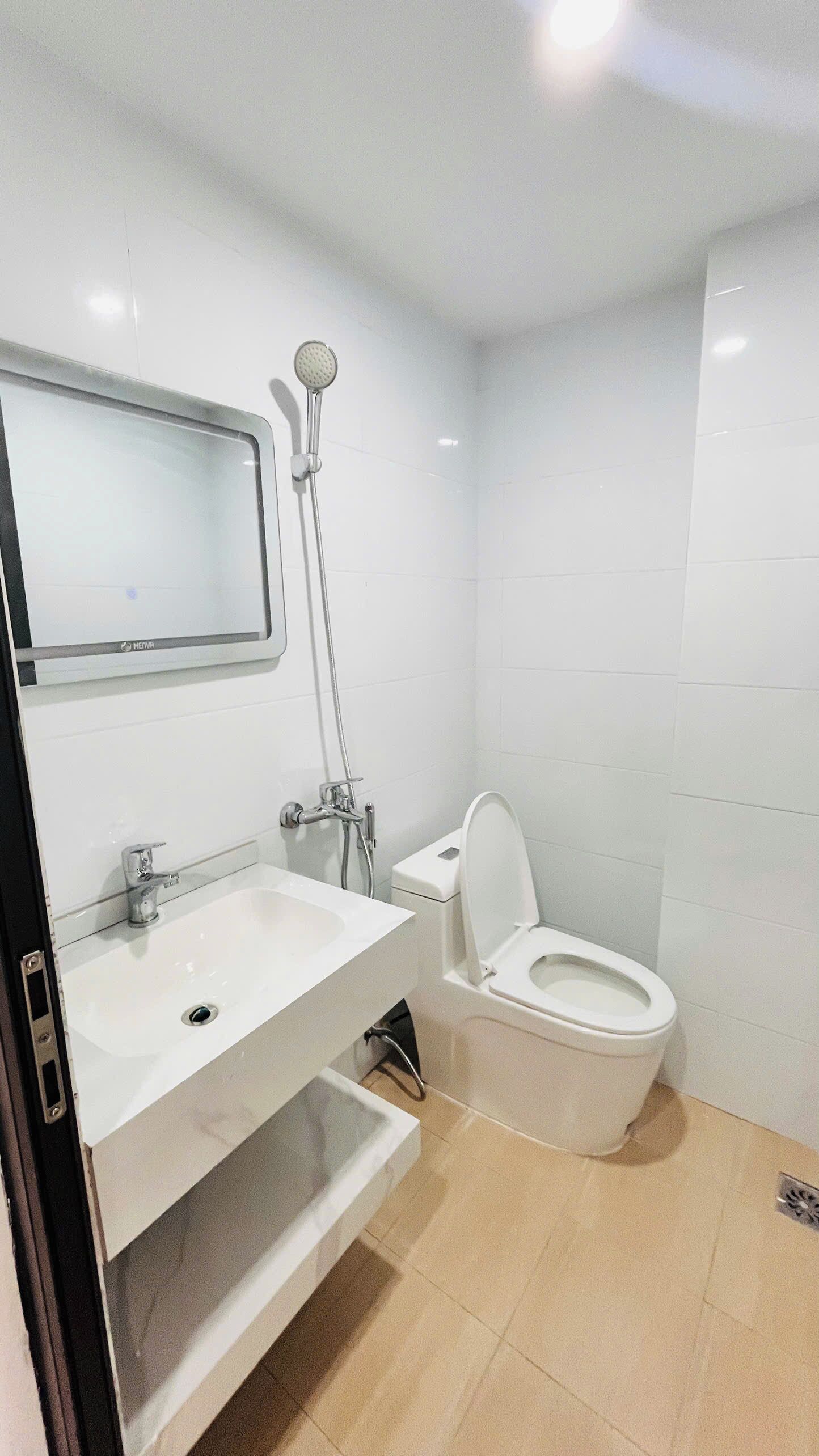 Apartamento Deluxe, balcón | Baño | Ducha, secador de pelo, toallas y papel higiénico