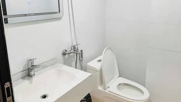 Apartamento Deluxe, balcón | Baño | Ducha, secador de pelo, toallas y papel higiénico