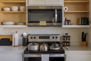 Private kitchen - Spacious Duplex Near River Walk  Two Modern Homes (San Antonio)