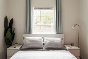 4 bedrooms, Internet, bed sheets - Spacious Duplex Near River Walk  Two Modern Homes (San Antonio)