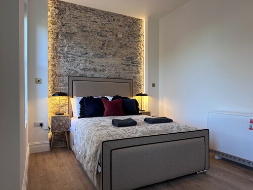 stunning dog friendly 1 bedroom apartment in historic bank