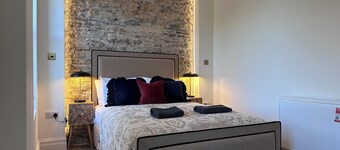 stunning dog friendly 1 bedroom apartment in historic bank